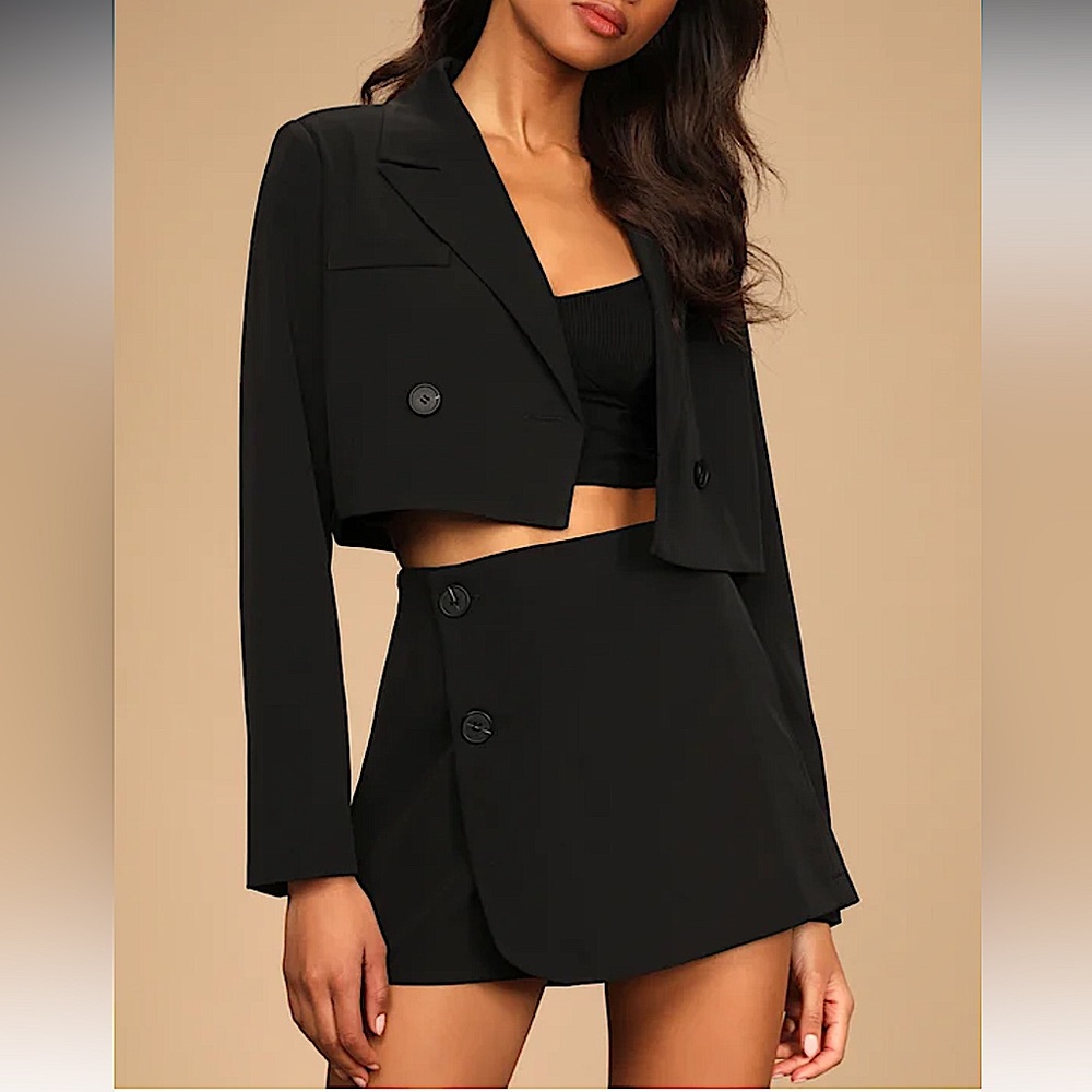 NWOT Lulus Set High Waisted Skort
And Double-Breasted Cropped Blazer Suit 'Em Up